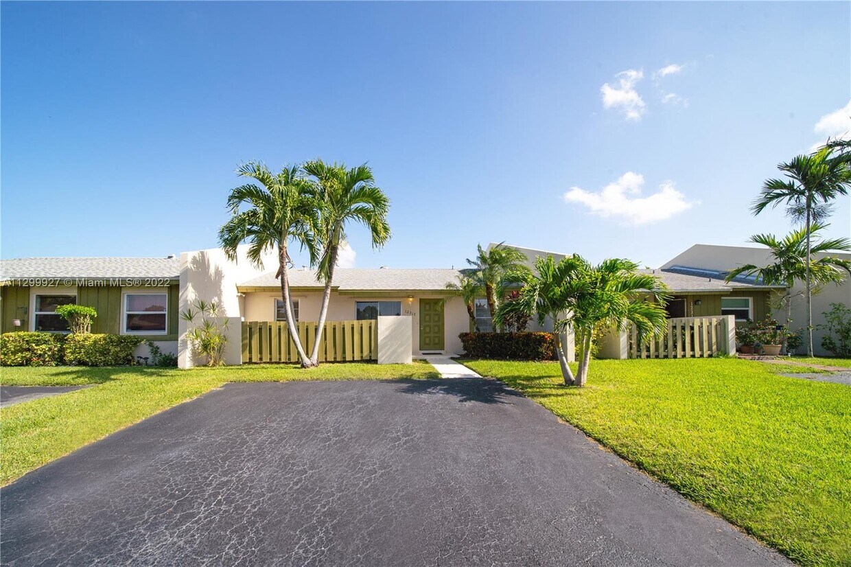 12317 SW 111th S Canal Street Rd, Miami, FL 33186 Condo for Rent in