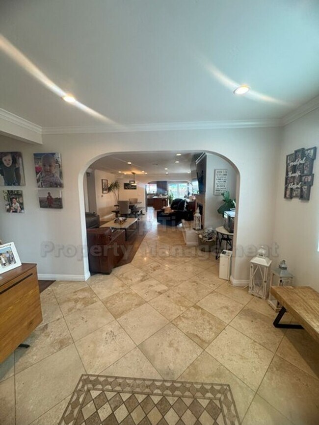 Foto del edificio - Beautiful Vista Home 3 bed / 3 bath / 1957...