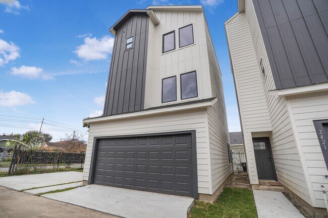 Building Photo - 2419 Rosewood St