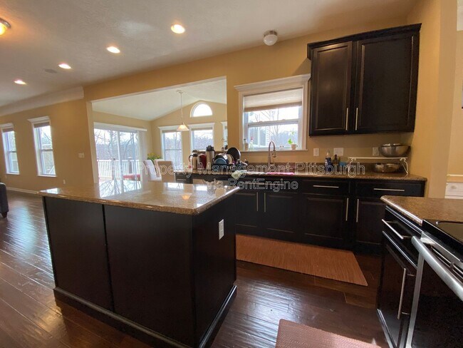 Foto del edificio - 449 Beech Dr