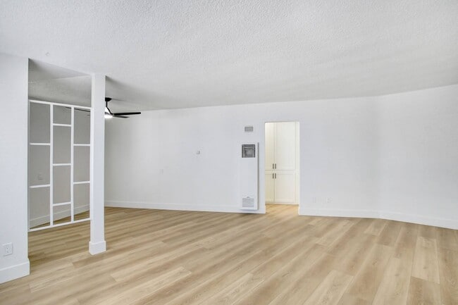 Interior Photo - 950 Venice