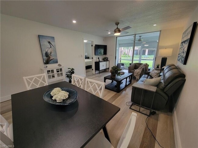 Foto del edificio - 200 Forest Lakes Blvd