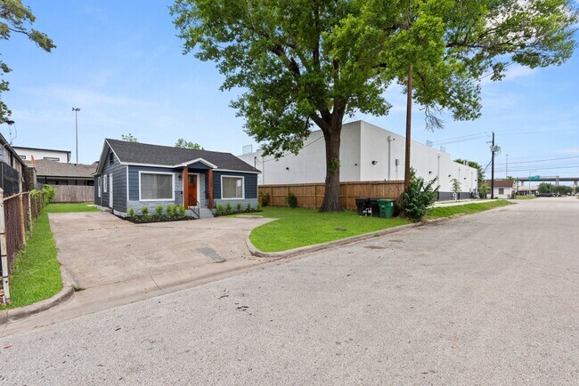 Foto del edificio - 1309 Bragg St