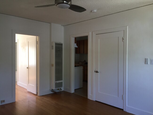 Building Photo - 1668 Edgecliffe Dr