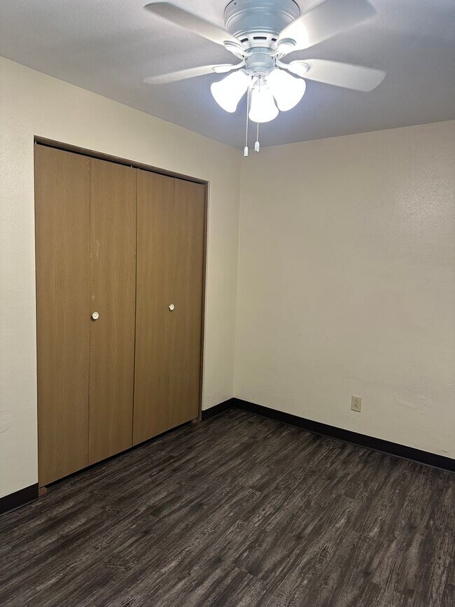 Building Photo - Forestview 2 Bedroom Lower Apartment