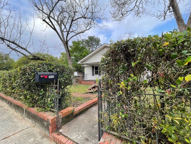 Foto del edificio - Available now. Totally remodeled 3 BR/2 BA...