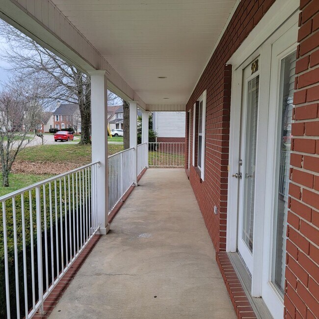 Foto del edificio - 2/1 Duplex- Cookeville- Large Corner Lot