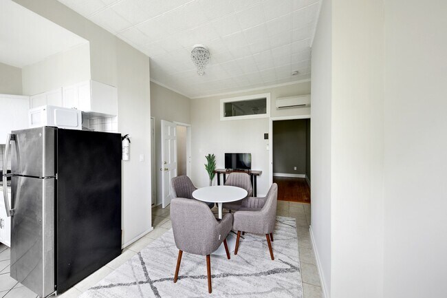 Foto del edificio - Full room in 6-bed/2.0-bath Home