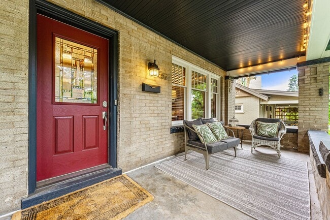 Building Photo - LOCATION LOCATION!! Stunning home located ...