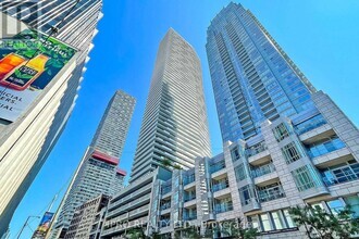 Building Photo - 2221-2221 Yonge St