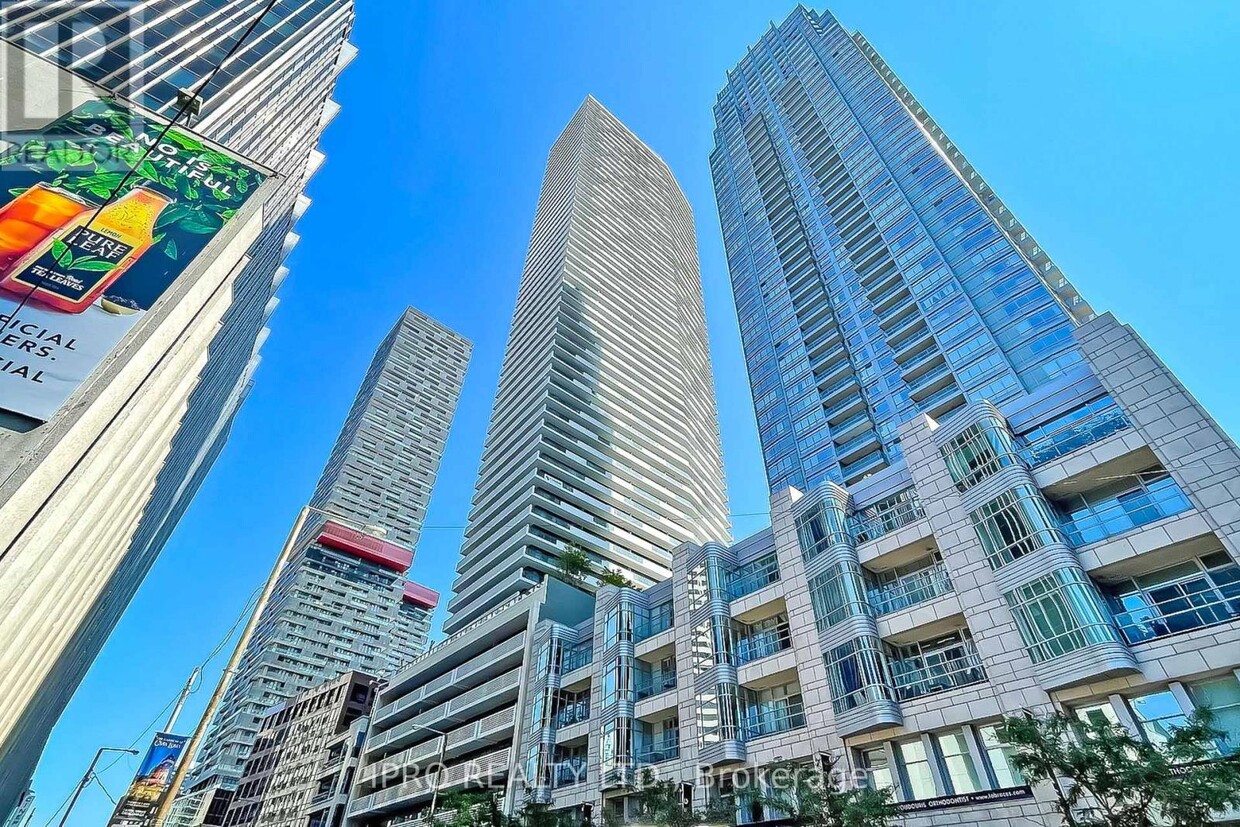 Primary Photo - 2221-2221 Yonge St