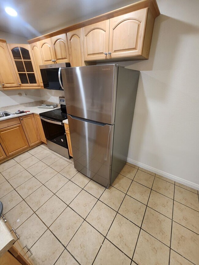 Building Photo - Available Now! 3 bed/ 2 bath condo