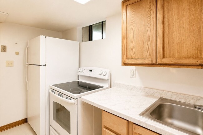Building Photo - Move-In Ready 1 Bedroom Apartment Minutes from UVA