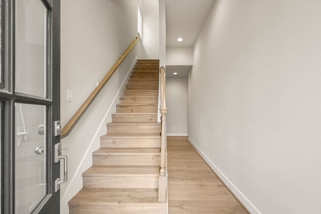 Building Photo - 726 Carriage Knls Dr