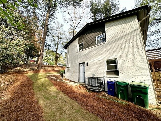 Building Photo - 2371 Cresta Dr
