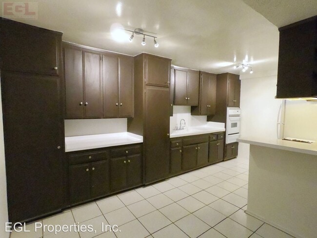 Building Photo - 1330 N Orange Dr