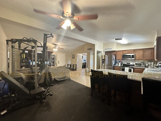 Foto del edificio - 2421 W Los Alamos St