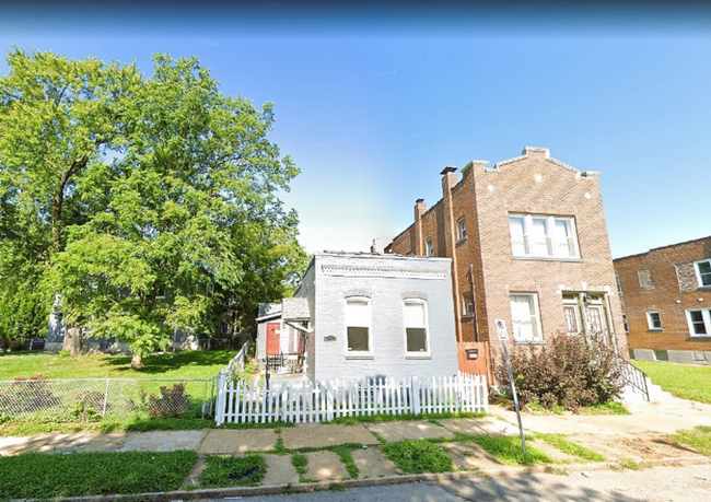 Building Photo - 2831 Iowa Ave
