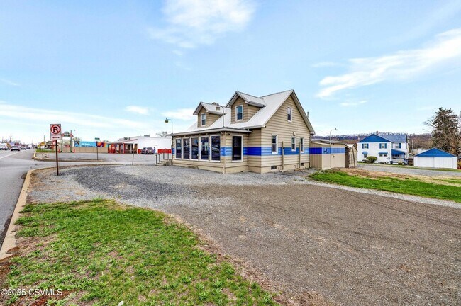 Building Photo - 1538 N Susquehanna Trail