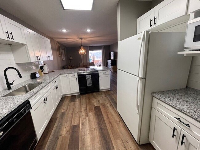 Building Photo - Furnished 2 bedroom 2 bath - Garden Level