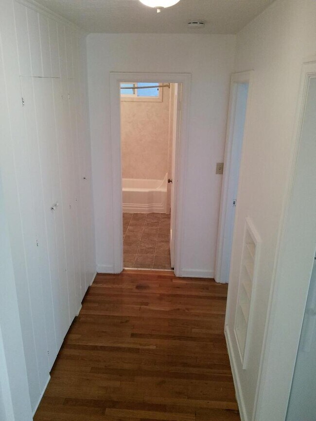 Building Photo - (837) 27th Street Apts. - 1 Bedroom / 1 Ba...