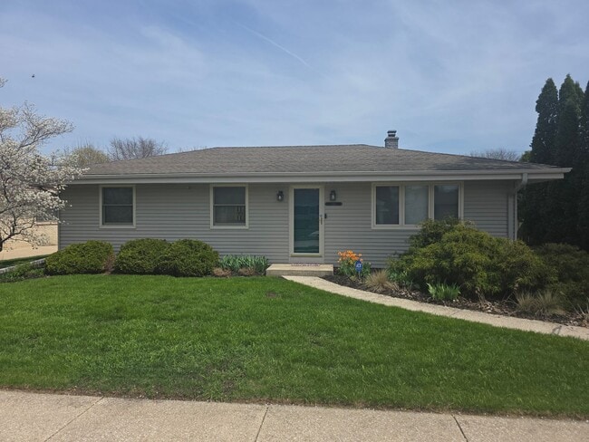Building Photo - Updated 3 bedroom Racine ranch