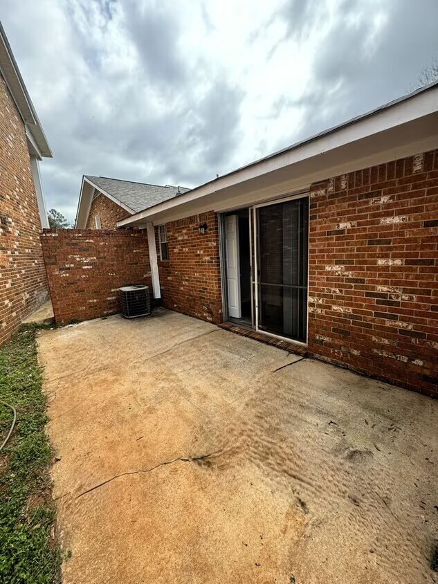 Foto del edificio - 208 Cloverleaf Dr