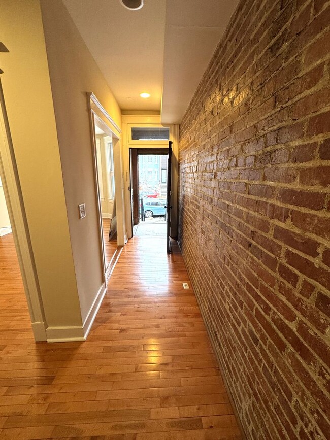 Building Photo - Centrally Located 2 BR Townhouse with Den/...