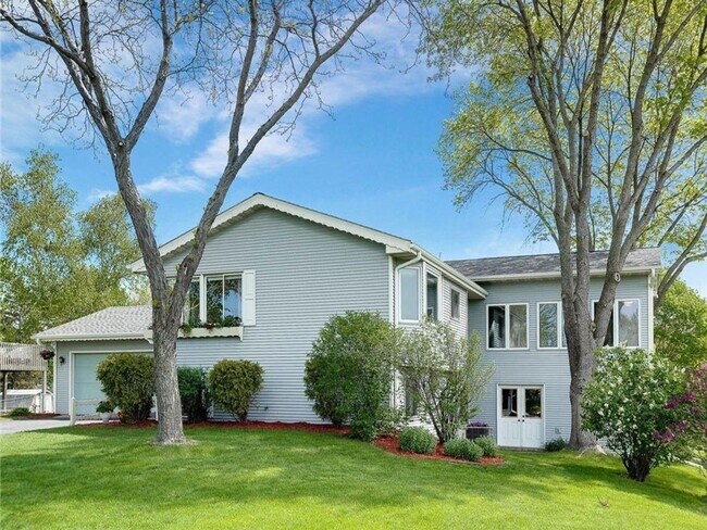 Foto del edificio - Spacious 4+ Bedroom with Vaulted Family Room, Fireplace, Panoramic Views, Bonus Room, Pets OK!