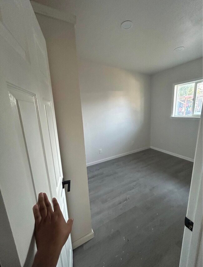 Foto del edificio - 150 Merrill Dr