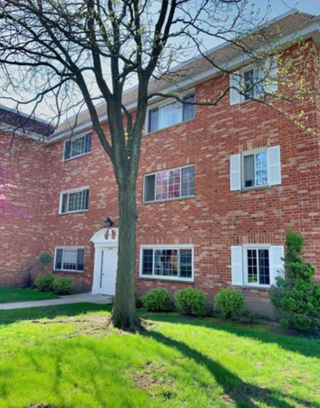 Building Photo - 6878 W Touhy Ave