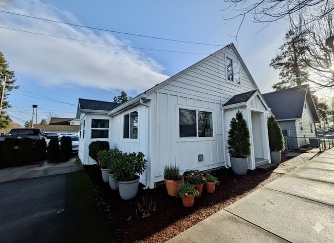 Modern Luxury Meets Small Town Charm in Your New Gladstone Home! - Modern Luxury Meets Small Town Charm in Your New Gladstone Home!