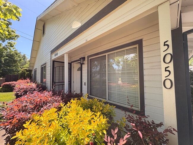 Foto del edificio - Beautifully Updated 3/2! Backyard, 2 Car Garage! Modern and Clean!