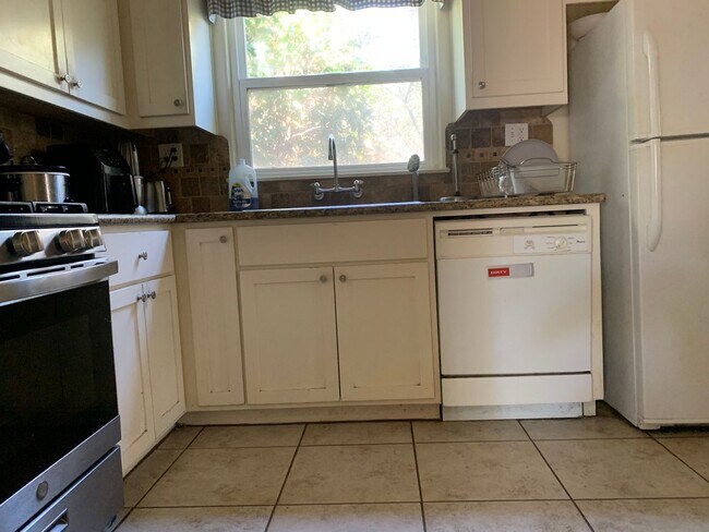 Building Photo - Classic Chico 4 bedroom/2 bath