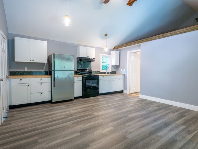 Foto del edificio - Detached 2BR Home with Mini-Split A/C, Sol...
