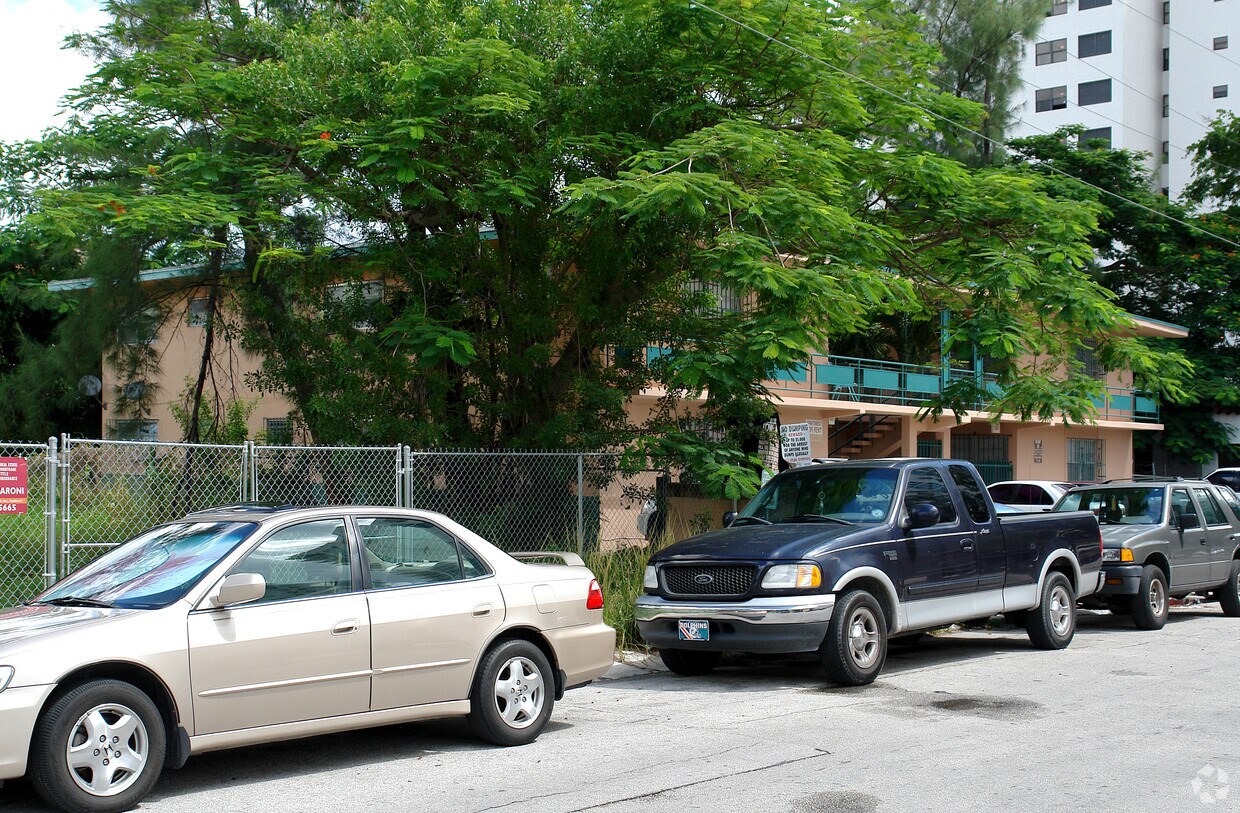 Foto del edificio - 677 NE 26th St