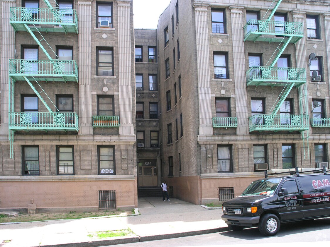 Building Photo - 2226 Loring Pl N