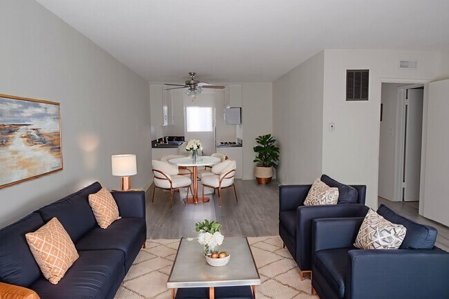 Foto del edificio - 6512 Woodman Ave
