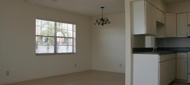 Sala de estar - 978 SW 10th Dr