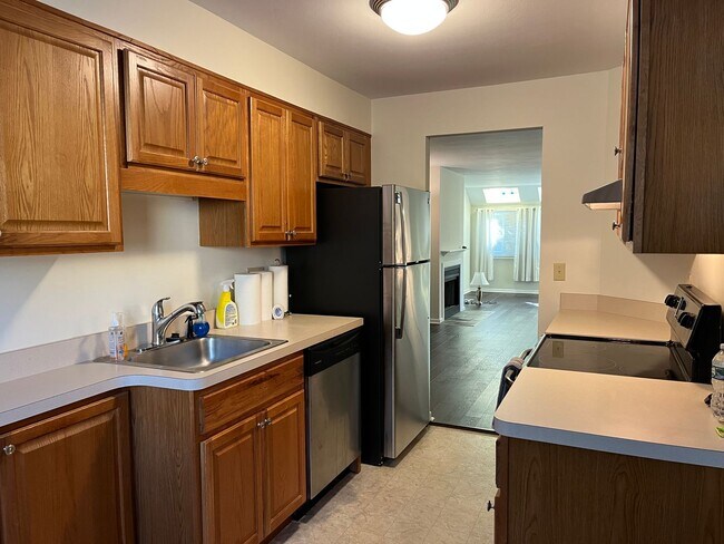 Building Photo - 2-bedroom, 1.5-bath in North Haven
