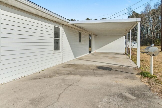 Building Photo - Completely remodeled 3 br 1 bath located in Evergreen NC east commute to Lumberton, Whiteville, E...