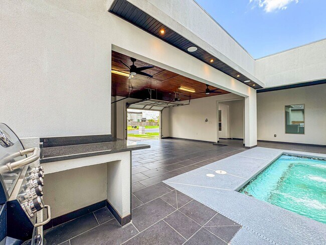 Foto del edificio - Modern 3-Bed / 3-Bath Home with Pool!