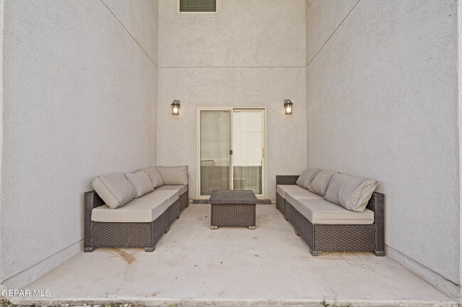 Foto del edificio - 4524 McBee Ct