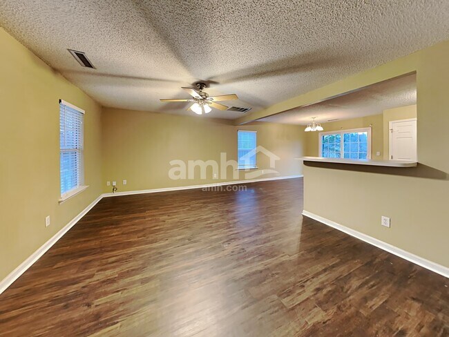 Building Photo - 8 Diamond Court