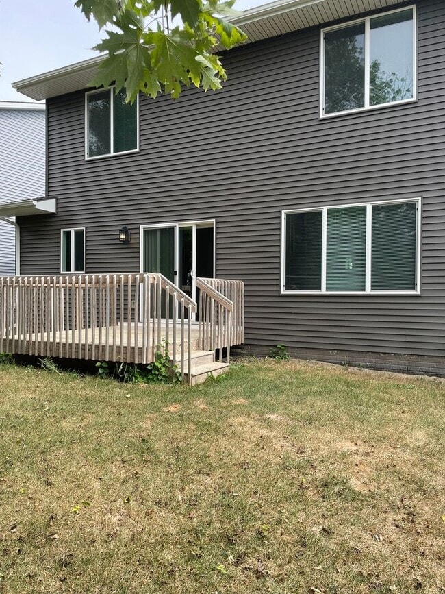 Building Photo - 3 bedroom 3 bathroom Single-Family Home in...