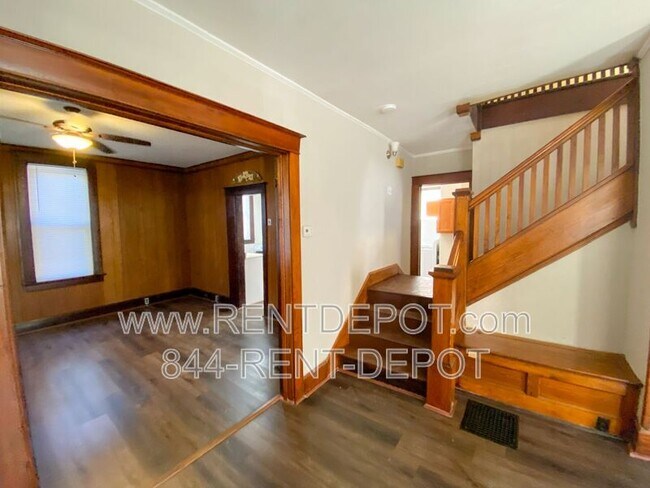 Building Photo - 805 Monroe Ave