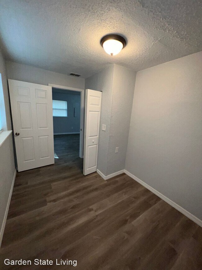 Building Photo - 3 br, 1 bath House - 2871 W 4th street