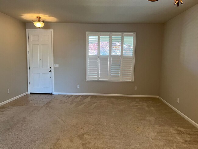 Building Photo - Available NOW! Open Showing on Friday 4/19...