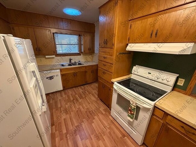 Foto del edificio - Spacious 4 Bedroom 2 Bathroom Home