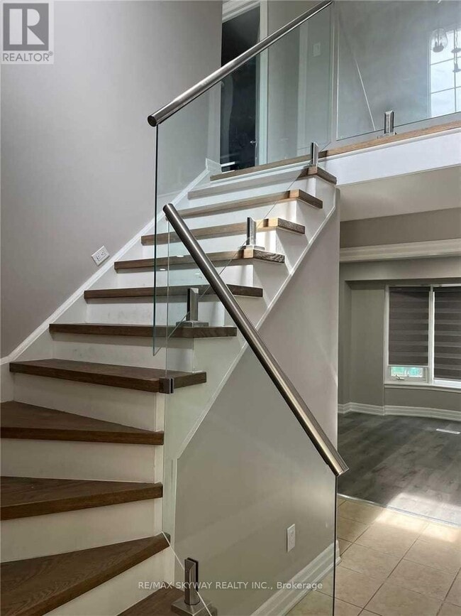 Building Photo - 33 MacKay St S